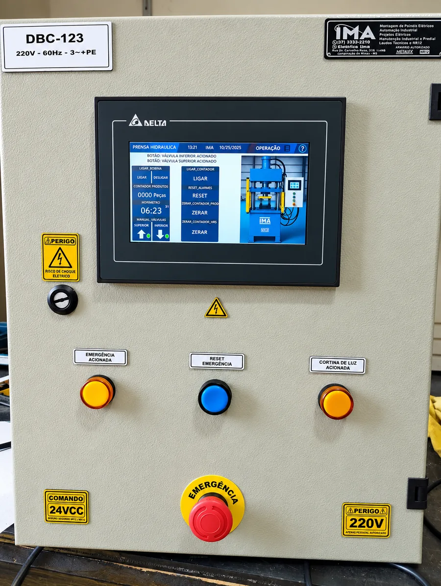 Painel de controle industrial DBC-123 montado pela IMA, com IHM Delta, botões de emergência e sinalização de segurança na porta
